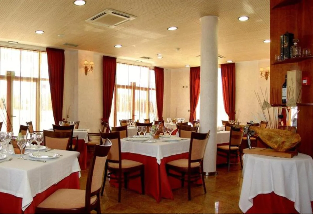 Mesas del restaurante Hotel El Carrascal